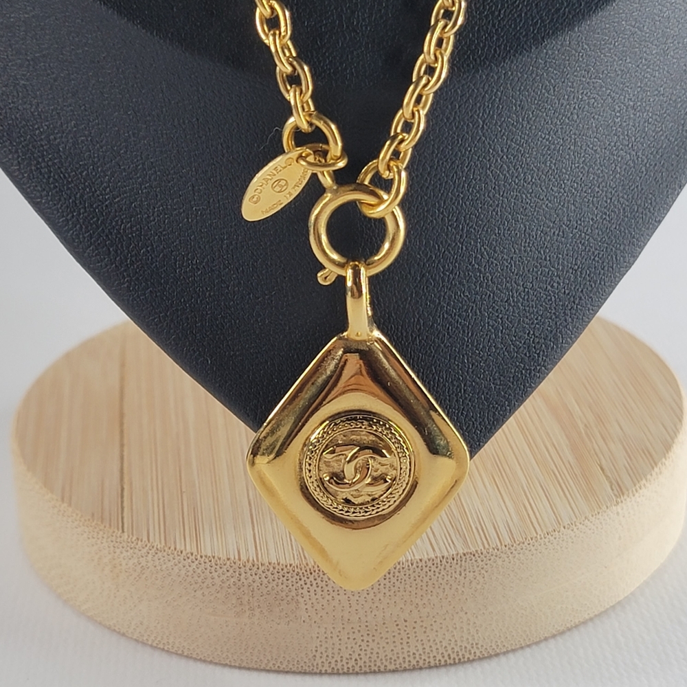 CHANEL CC Logo Diamond Shaped Gold Tone Necklace - Picture 4 of 10